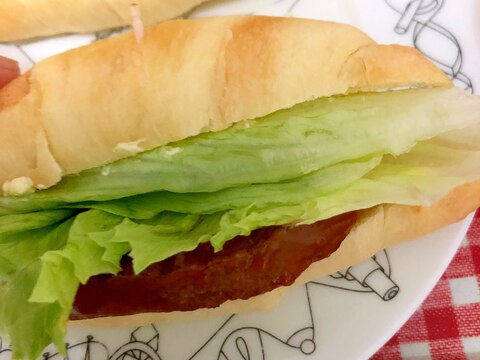 ハンバーグのロールパンサンド☆